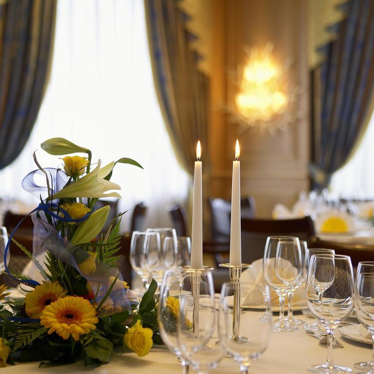 Colombi Hotel Freiburg im Breisgau Restaurant billede A table set for a formal dinner