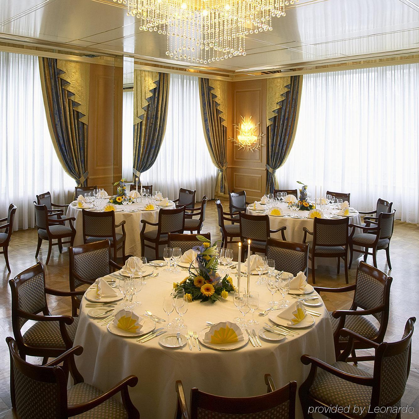 Colombi Hotel Freiburg im Breisgau Restaurant billede A table set for a formal dinner