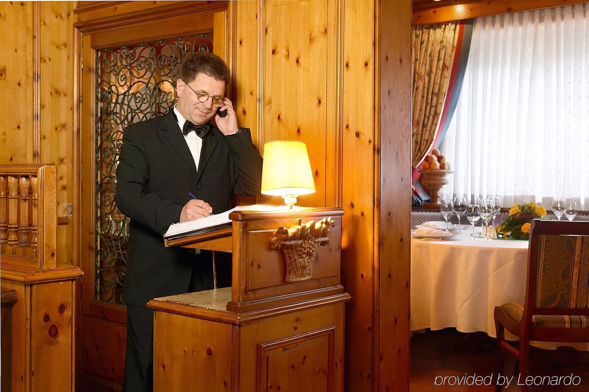 Colombi Hotel Freiburg im Breisgau Restaurant billede A butler at work