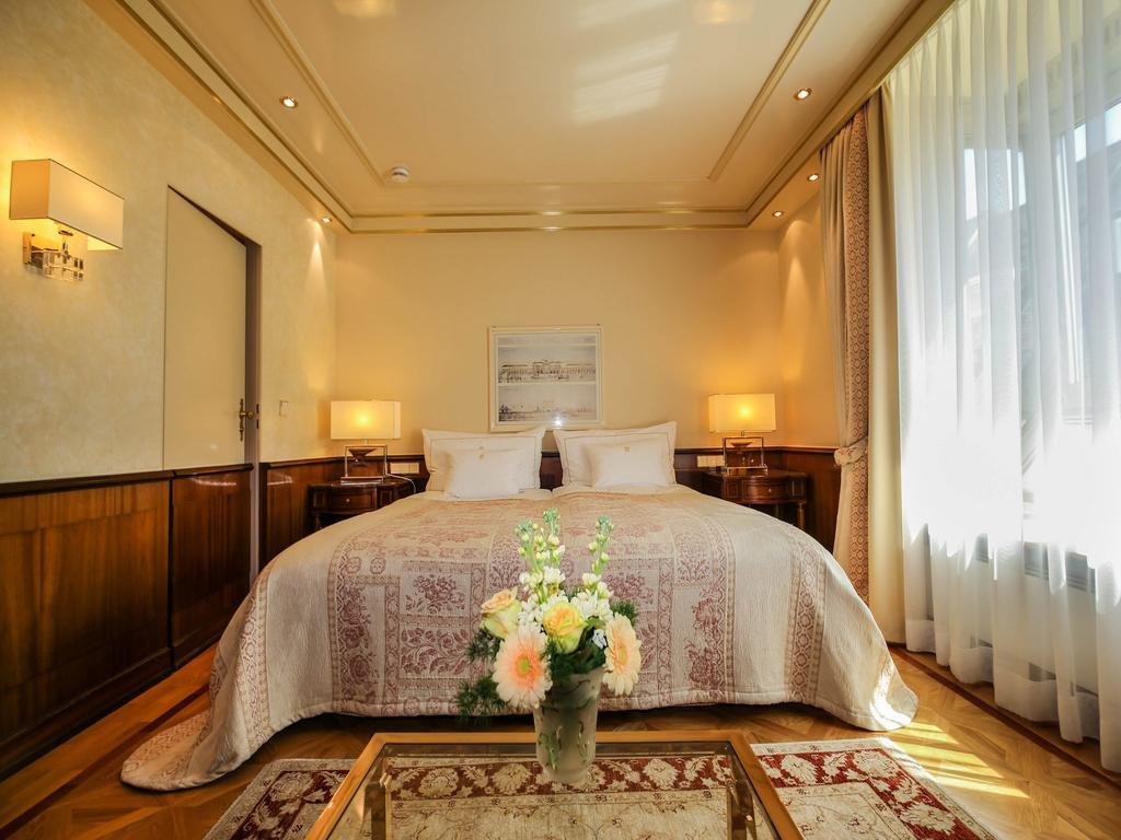 Colombi Hotel Freiburg im Breisgau Eksteriør billede A bedroom at the Hotel de la Paix