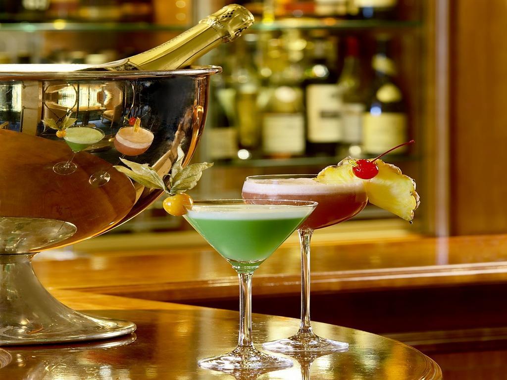 Colombi Hotel Freiburg im Breisgau Eksteriør billede A Clover Club (left) and a French Kiss (right)