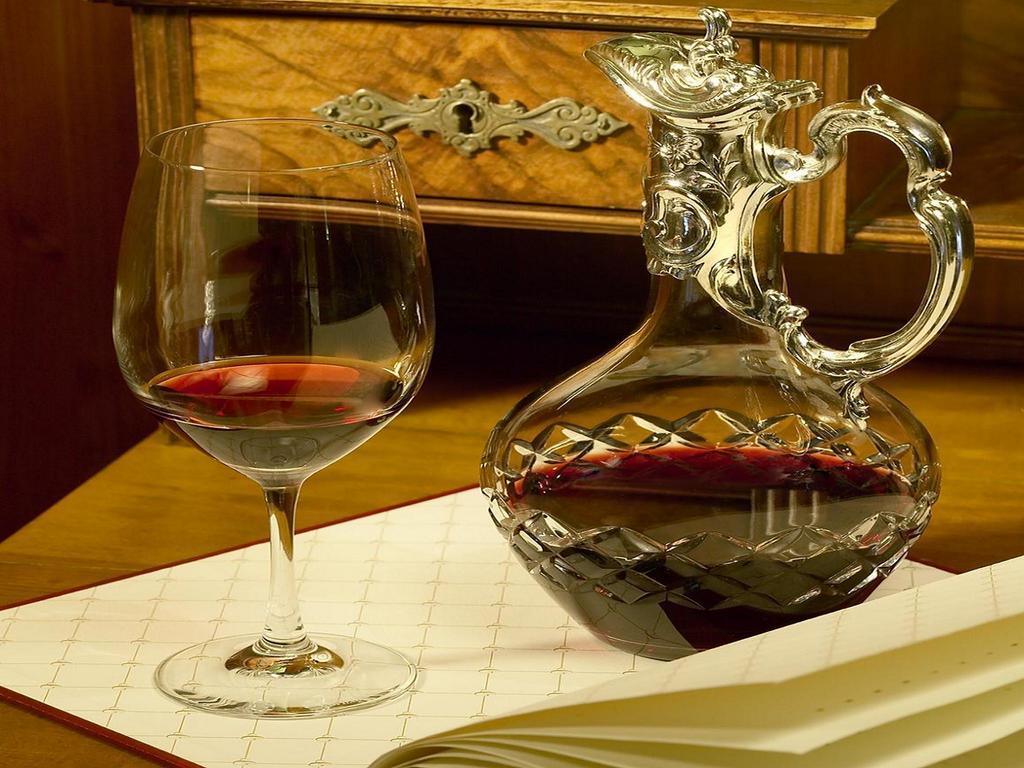 Colombi Hotel Freiburg im Breisgau Eksteriør billede A traditional wine decanter
